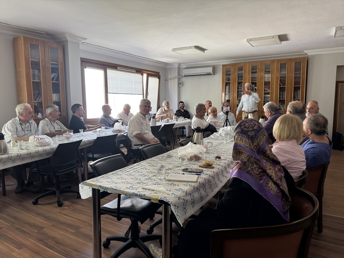 Çocuklara yönelik tiyatro çalışmalarıyla tanınan oyuncu, programcı, sunucu ve yönetmen Hüseyin...