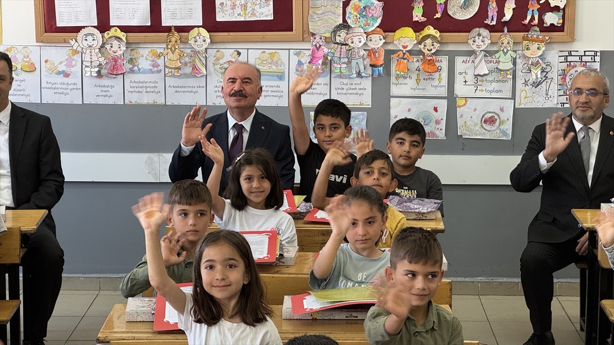 Çorum'da 2024-2025 eğitim öğretim yılı, okullarda düzenlenen karne töreni ile sona erdi. Çorum...