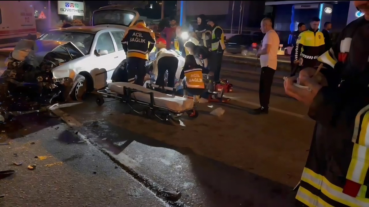 Çorum'da akaryakıt tankeriyle çarpışan otomobilin sürücüsü kaldırıldığı hastanede hayatını...