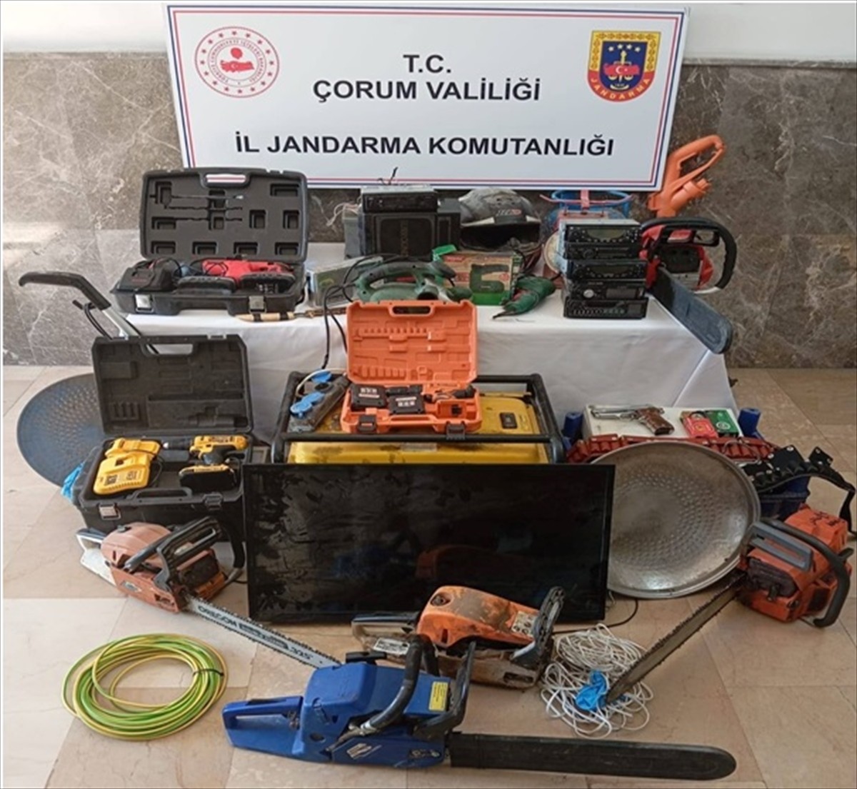 Çorum'da evlerden hırsızlık yaptıkları iddiasıyla gözaltına alınan 3 şüpheliden 2'si...