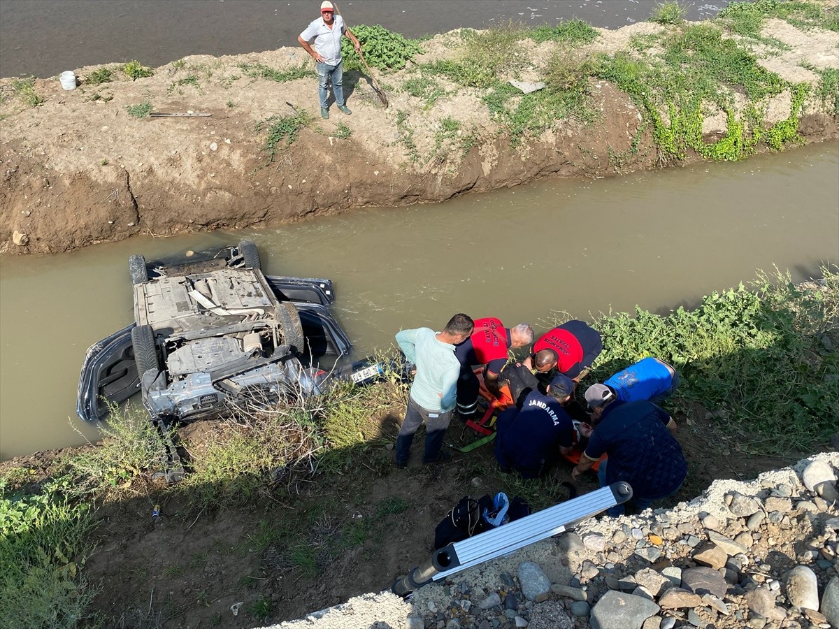 Çorum'un Osmancık ilçesinde otomobilin su kanalına düşmesi sonucu karı koca ile 2 aylık bebekleri...
