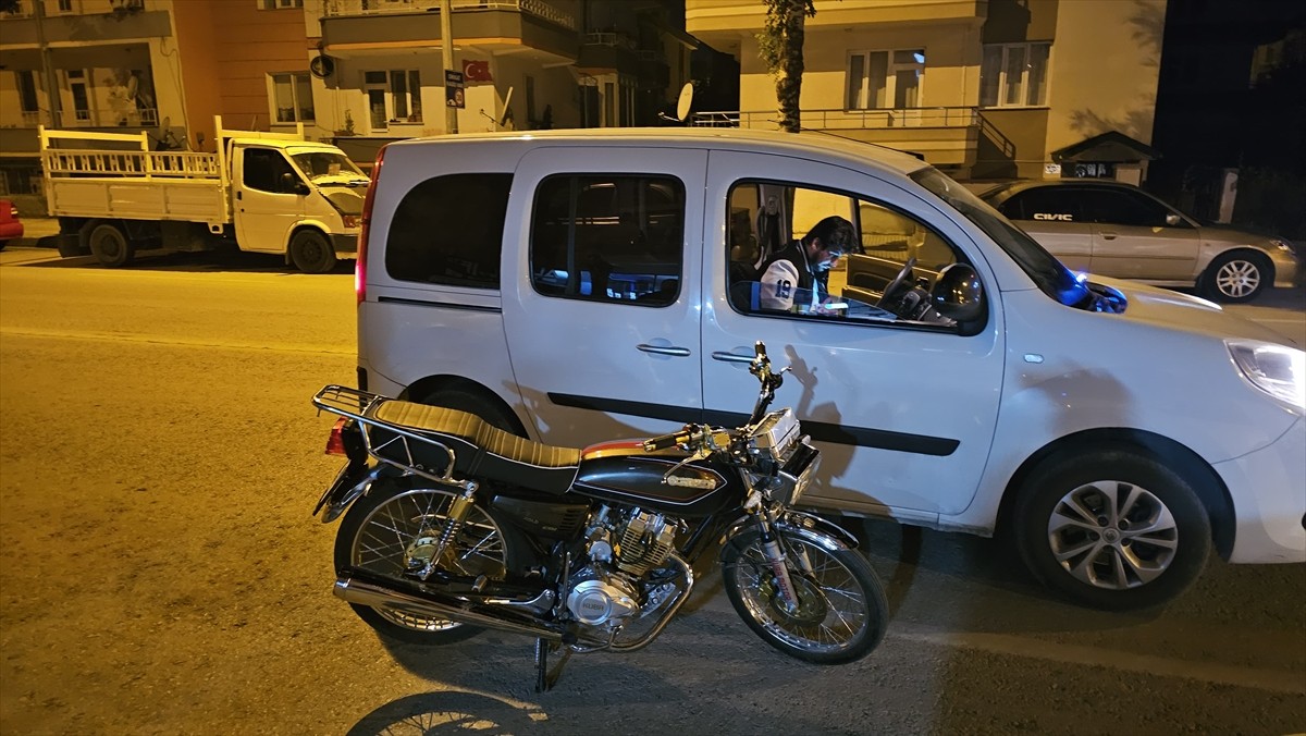 Çorum’da motosiklet çaldıkları belirlenen 2 zanlı kovalamaca sonucu yakalandı.