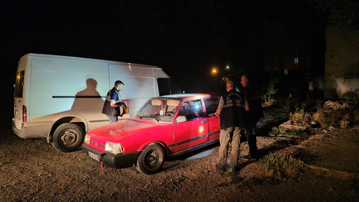 Çorum’da park halindeki otomobili "düz kontak" yöntemiyle çalıştırarak çaldığı belirlenen 2 zanlı...