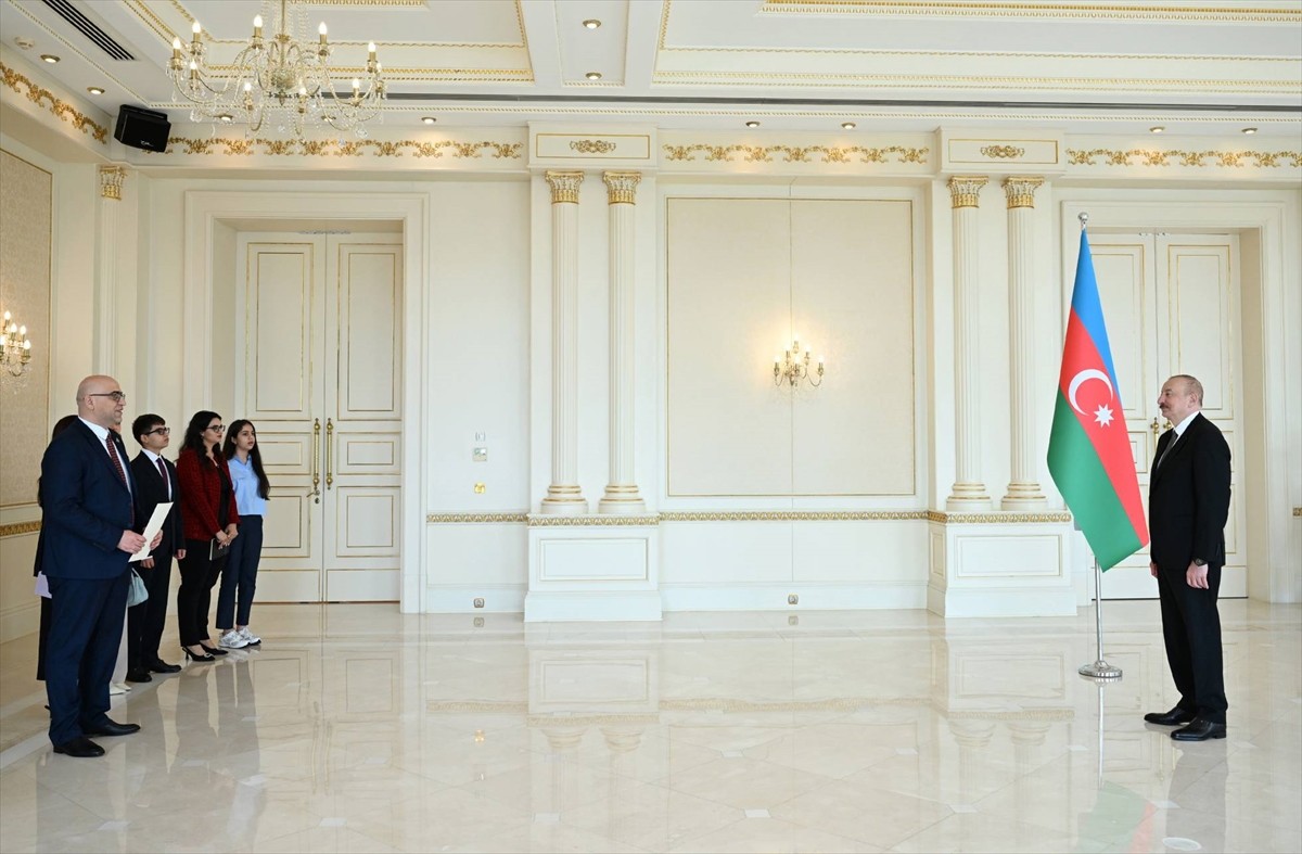 Cumhurbaşkanı İlham Aliyev (sağda), Filistin’in Azerbaycan’daki yeni büyükelçisi Ahmed Metani’nin...