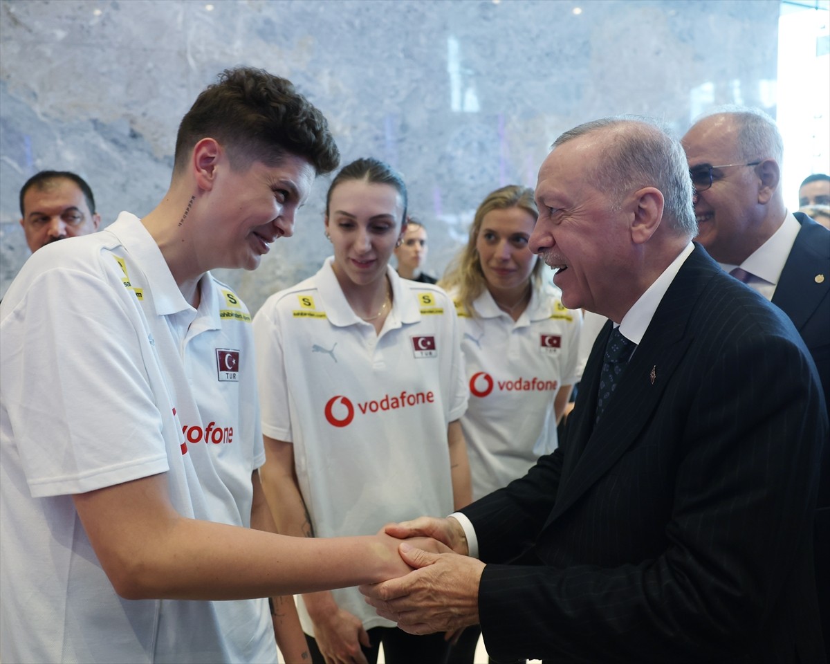 Cumhurbaşkanı Recep Tayyip Erdoğan, İstanbul'da A Milli Kadın Voleybol Takımı oyuncularını ve...