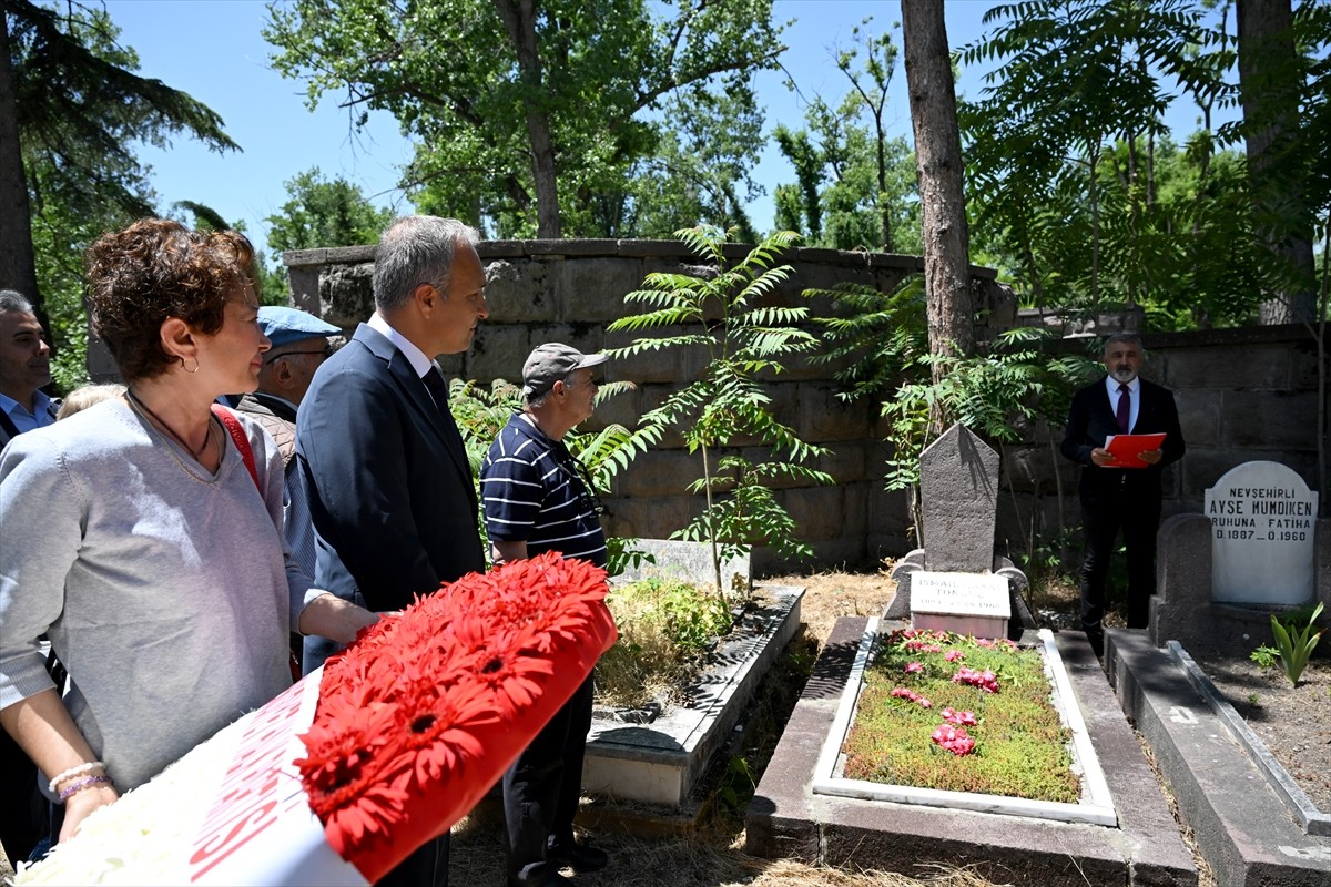 Cumhuriyet Halk Partisi (⁠CH)P Genel Başkan Yardımcısı Suat Özçağdaş (sol2) ve beraberindeki...