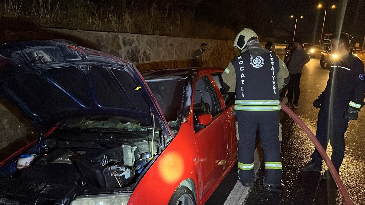 D-100 kara yolunun Kocaeli kesiminde seyir halindeyken yanan otomobil, kullanılamaz hale geldi.
