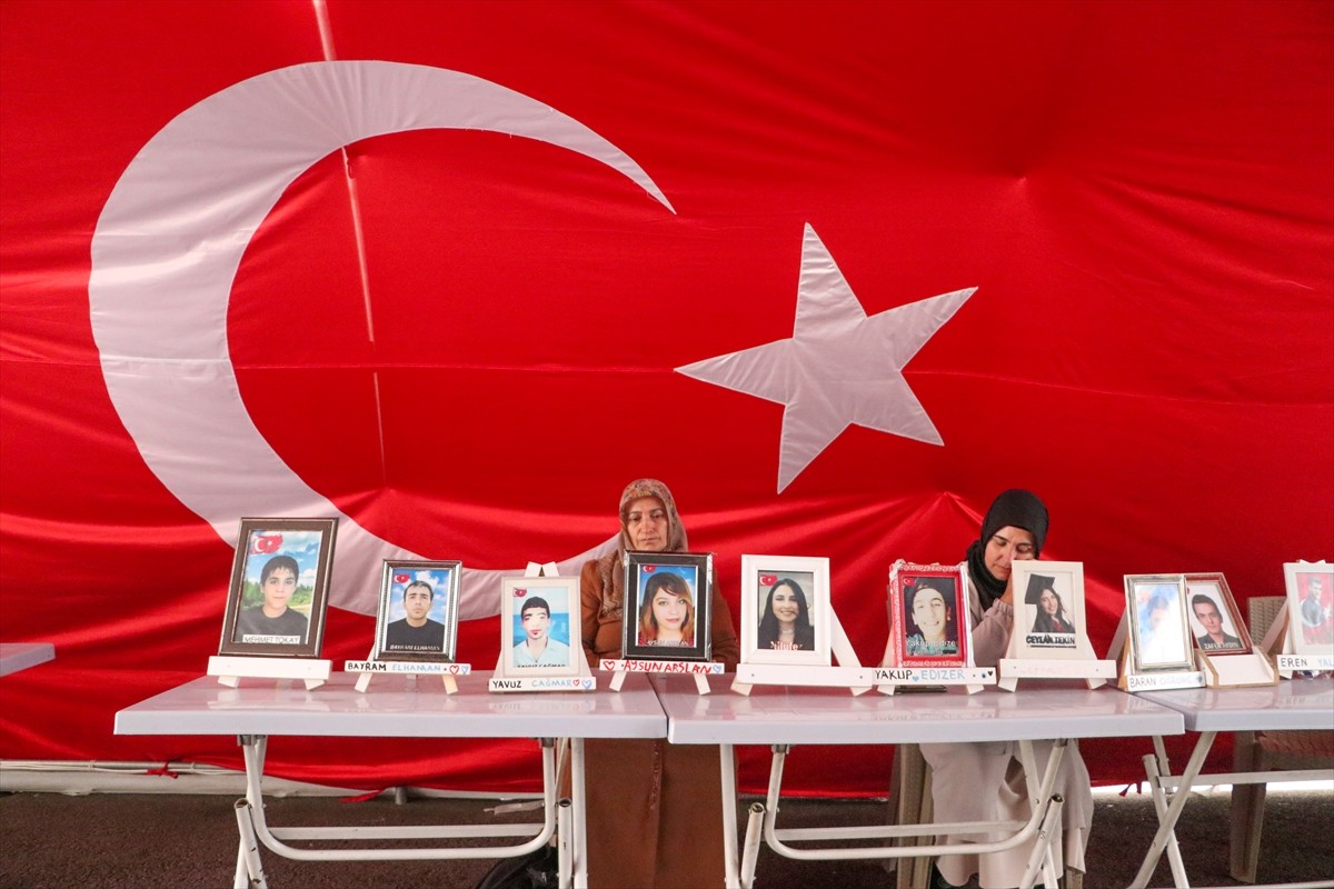 Dağa kaçırılan çocukları için eski HDP il binası önünde oturma eylemi yapan Diyarbakır anneleri...