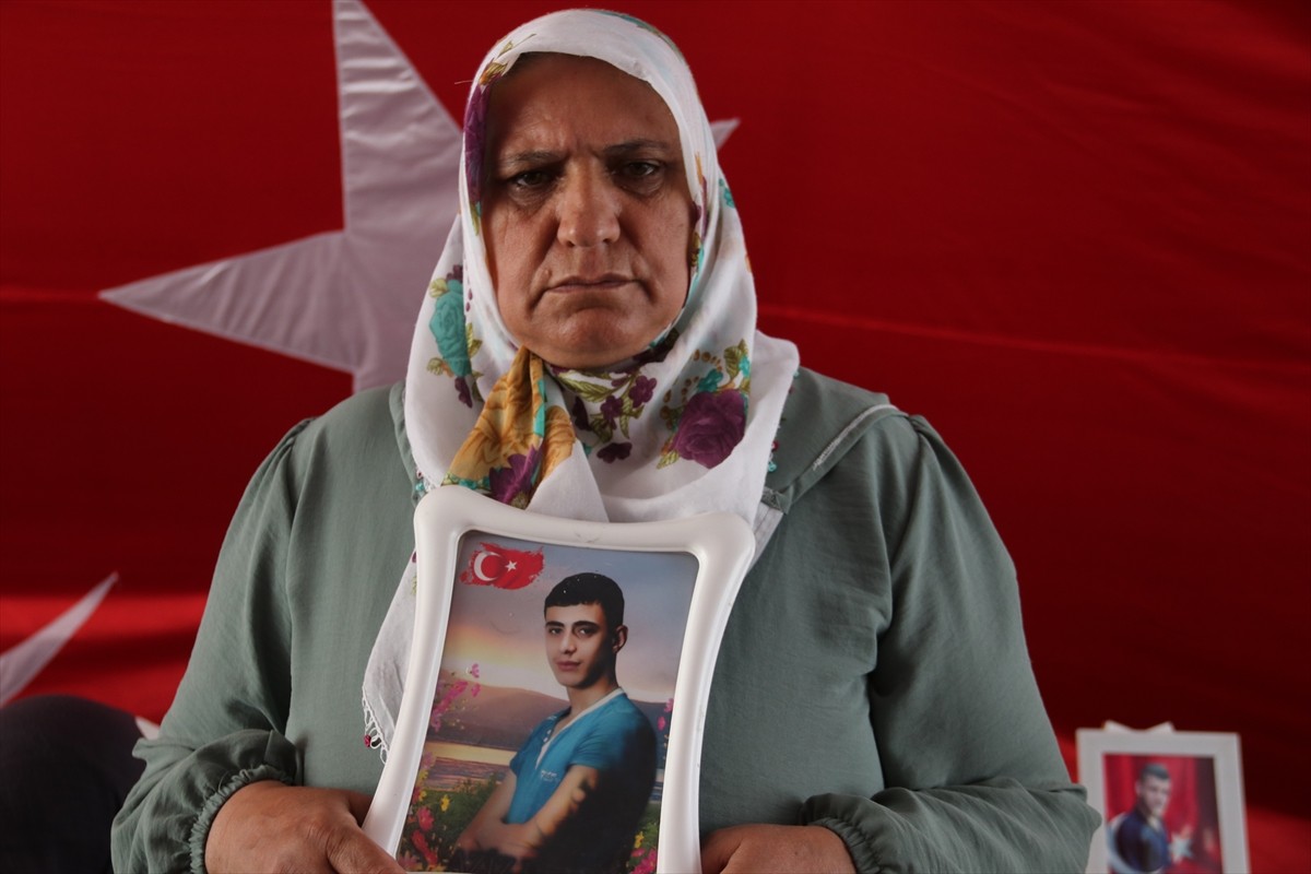 Dağa kaçırılan çocukları için eski HDP il binası önünde oturma eylemi yapan Diyarbakır anneleri...