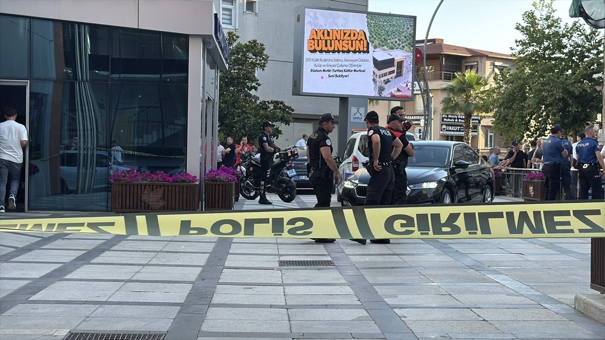 Darıca Belediye Başkanı Muzaffer Bıyık, intihar teşebbüsünde bulunan zabıta personelinin...