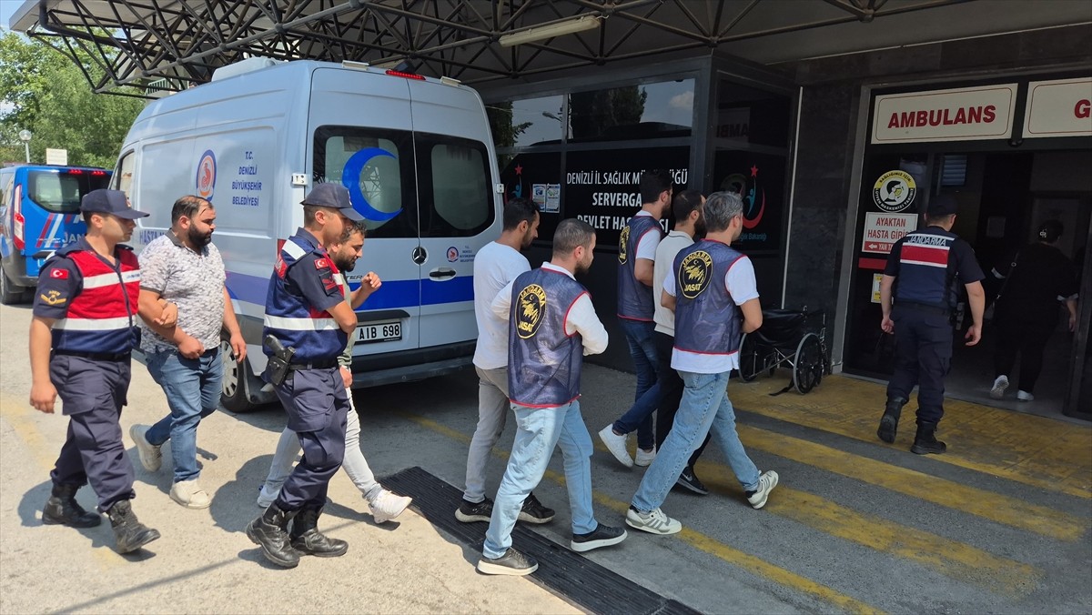 Denizli'nin Pamukkale ilçesinde bir fabrikadan malzeme çaldıkları iddiasıyla 5 şüpheli gözaltına...