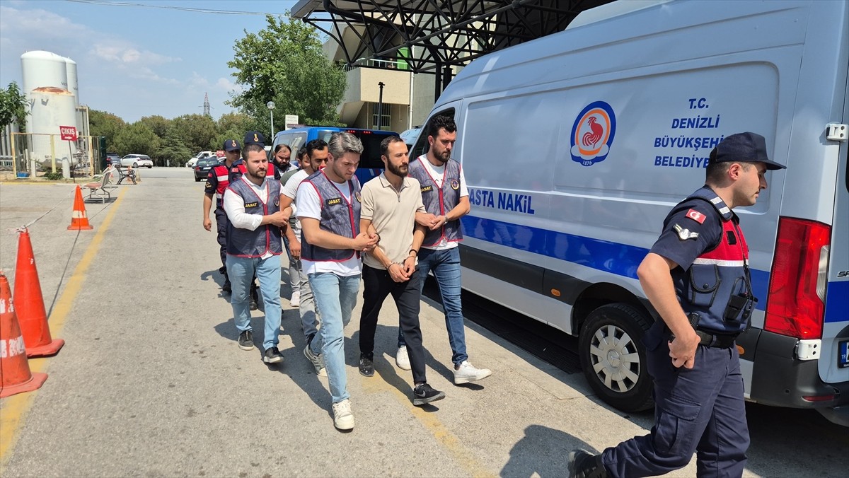 Denizli'nin Pamukkale ilçesinde bir fabrikadan malzeme çaldıkları iddiasıyla 5 şüpheli gözaltına...