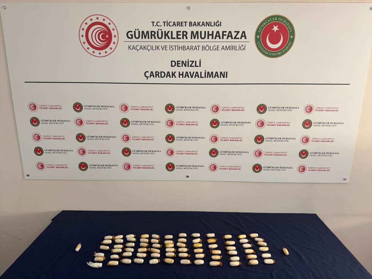 Denizli Çardak Havalimanı'nda, yabancı uyruklu bir yolcunun midesinde 74 kapsül halinde 718 gram...
