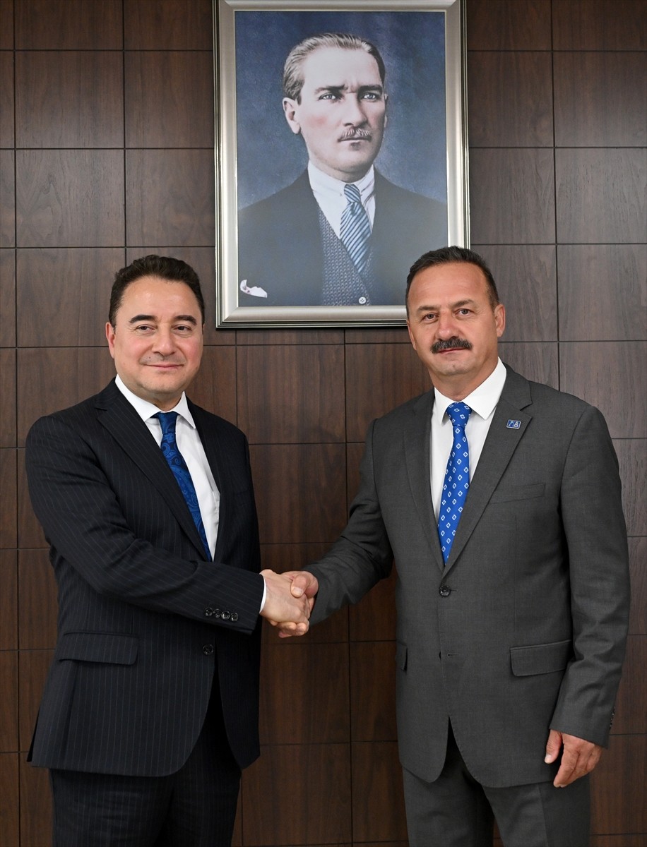 DEVA Partisi Genel Başkanı Ali Babacan (sağda), Anahtar Parti Genel Başkanı Yavuz Ağıralioğlu'nu ...