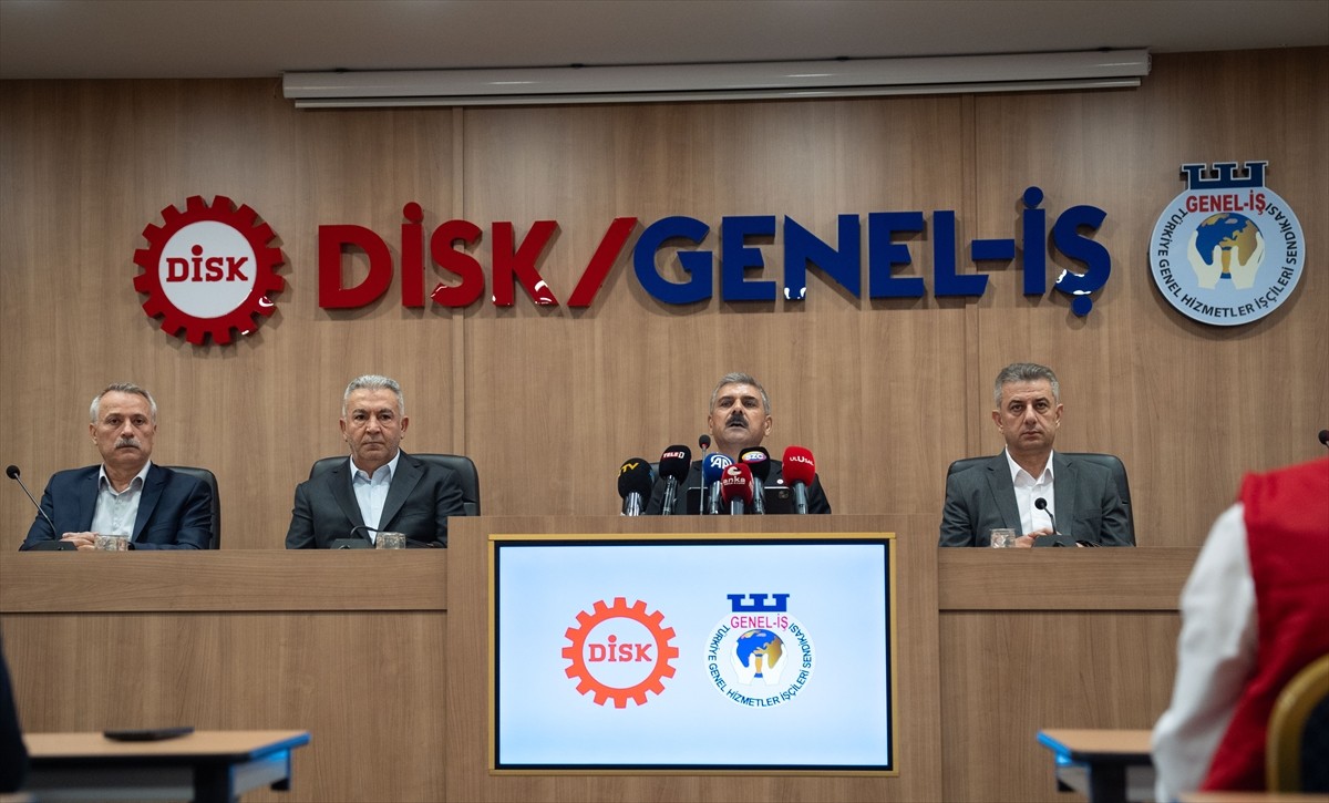 DİSK'e bağlı Genel-İş Sendikası Genel Başkanı Remzi Çalışkan (sağ 2), İzmir'de 29 Mayıs'ta...