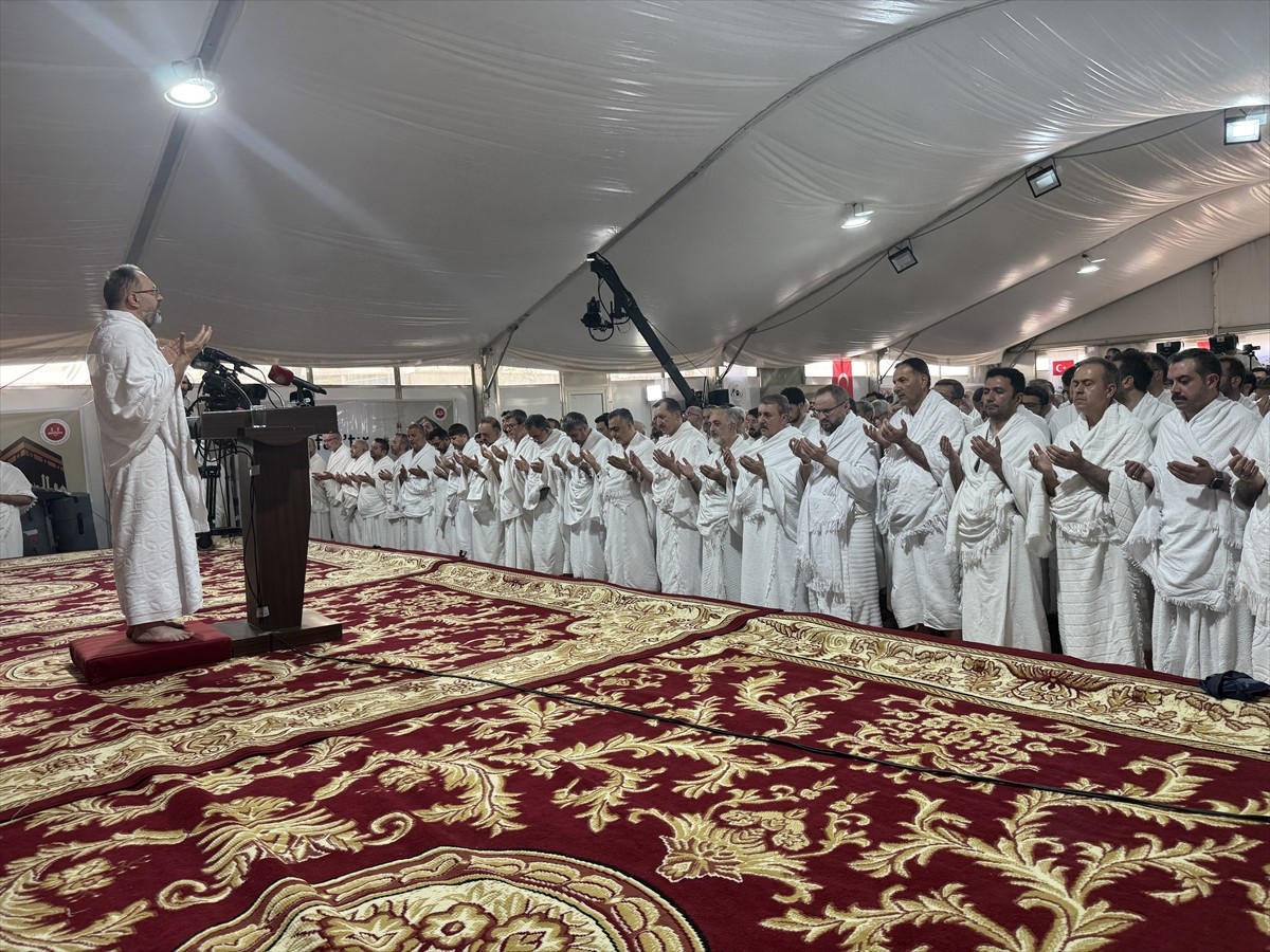 Diyanet İşleri Başkanı Ali Erbaş, Arafat'a vakfe duası yaptı. Vakfe duasına, Türkiye'nin Suudi...