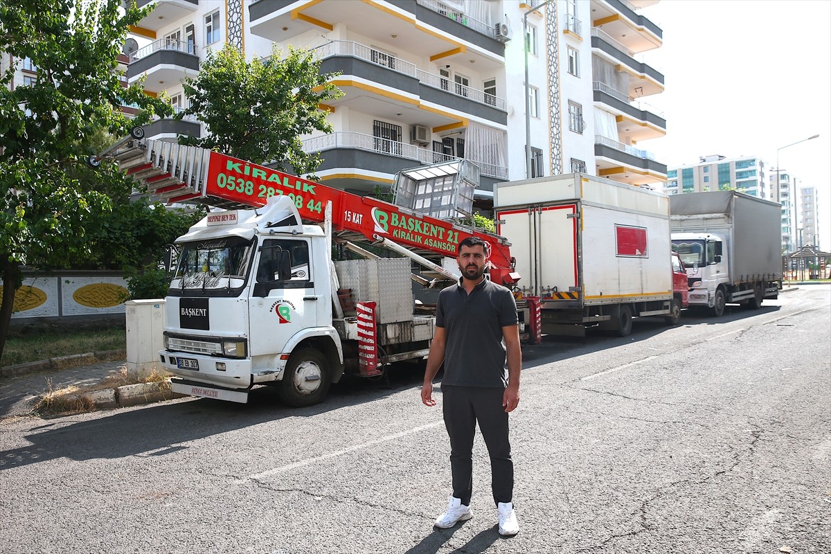 Diyarbakır'da 13 katlı apartmanda aynı aileden 4 kişinin hayatını kaybettiği yangında bir nakliye...