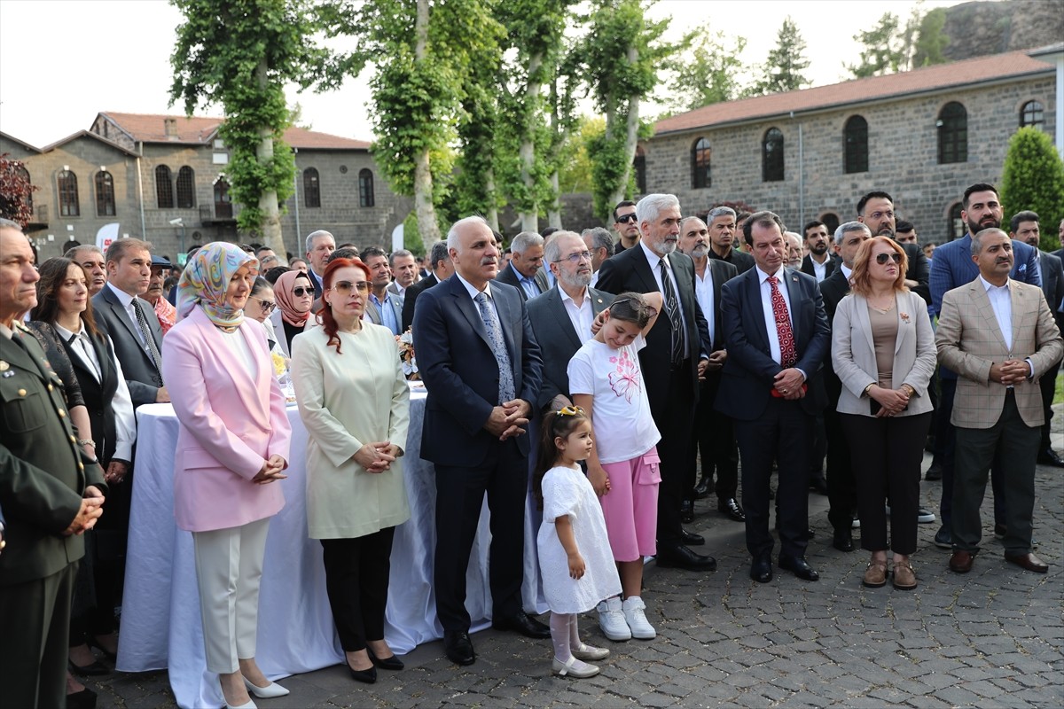 Diyarbakır'da Kurban Bayramı dolayısıyla bayramlaşma programı düzenlendi. Merkez Sur ilçesindeki...