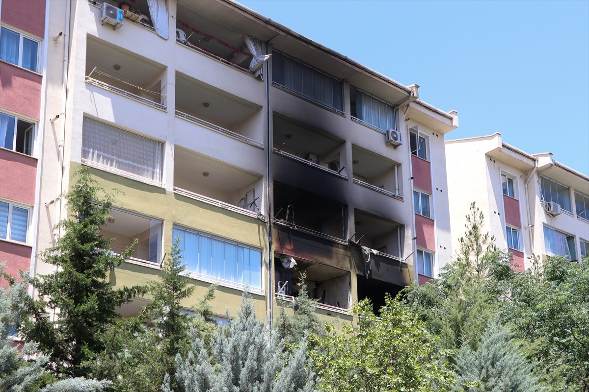 Diyarbakır'ın merkez Kayapınar ilçesinde bir binada çıkan yangında dumandan etkilenen 3 kişiden...