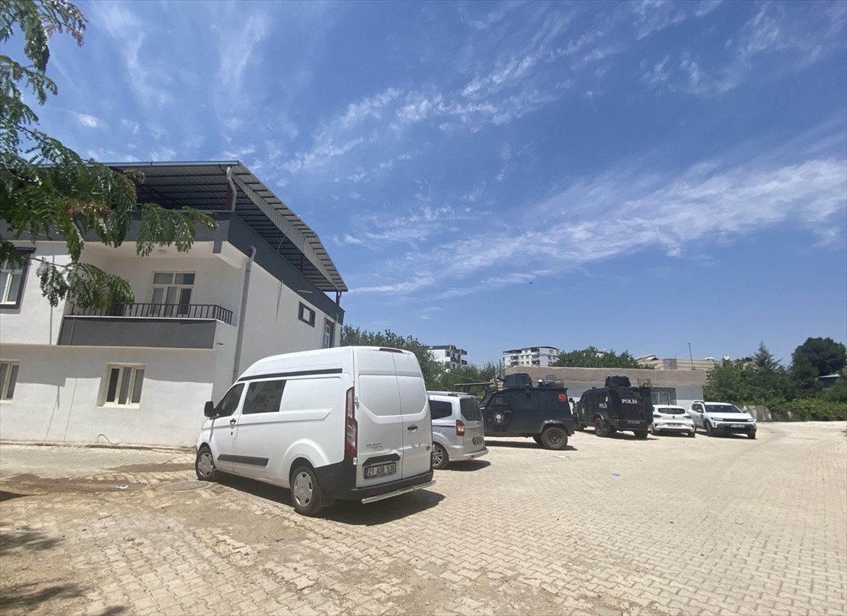 Diyarbakır'ın merkez Yenişehir ilçesinde bir kişi oğlunun çekiçli saldırısında ağır yaralandı....