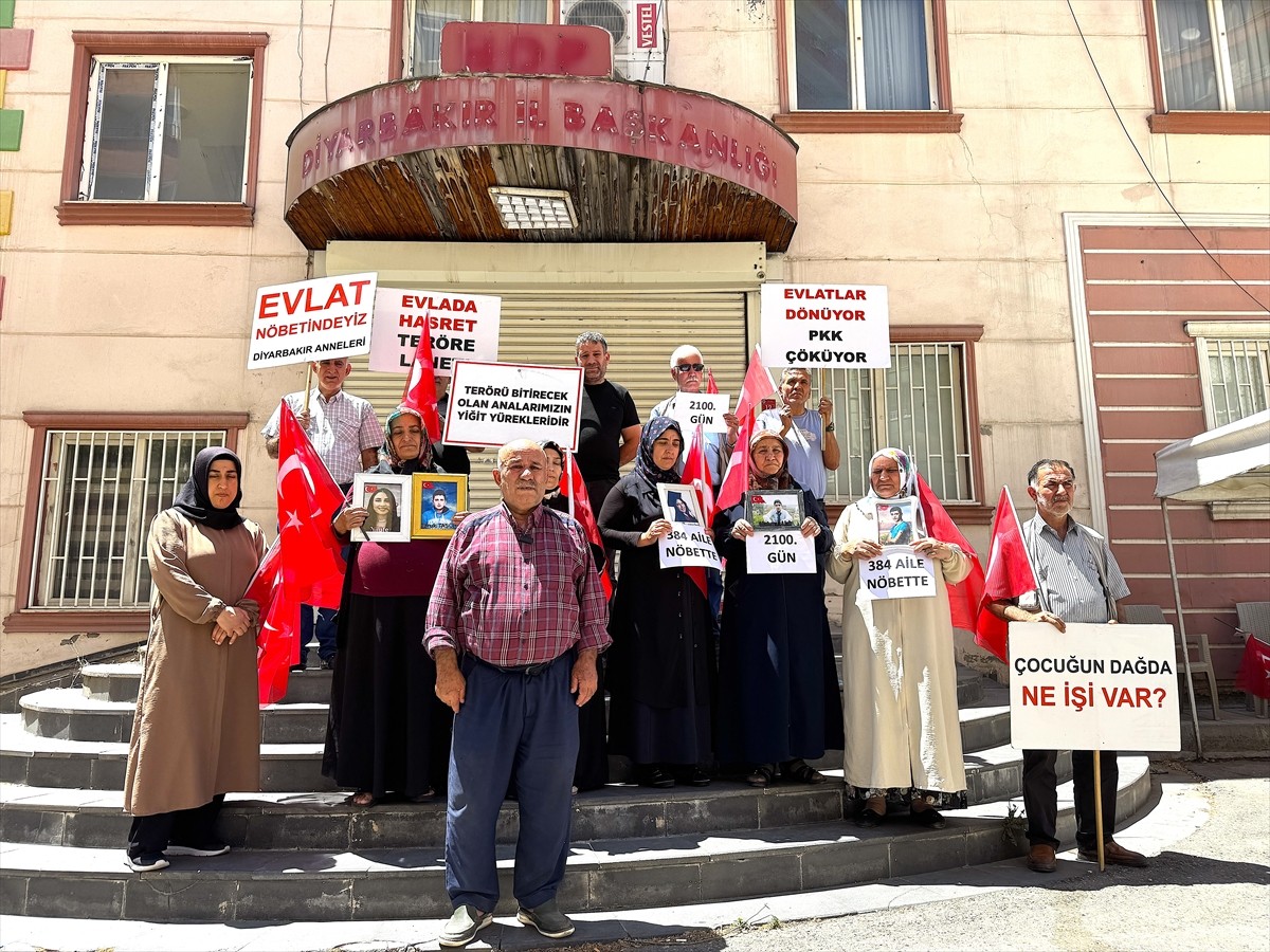 Diyarbakır annelerinin dağa kaçırılan çocukları için eski HDP il binası önündeki oturma eylemine...