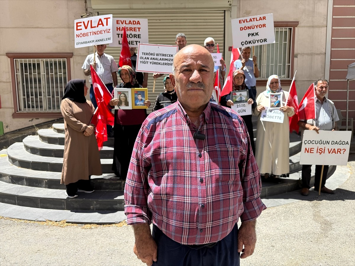 Diyarbakır annelerinin dağa kaçırılan çocukları için eski HDP il binası önündeki oturma eylemine...