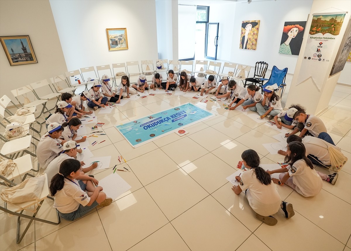 Diyarbakır Bilim ve Sanat Merkezi'nde (BİLSEM) öğretmenler Tuğçe Çapık ve Perihan Efe, çocukların...