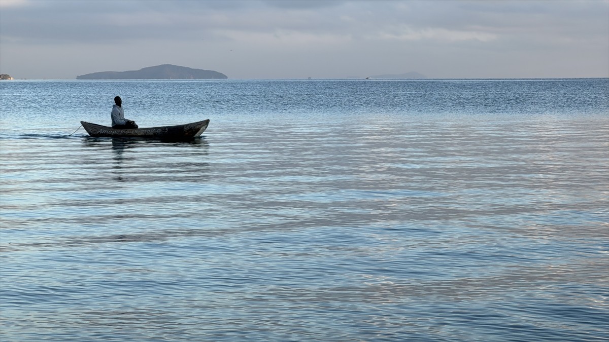 Doğu Afrika ülkesi Malavi'de balıkçılıkla uğraşan kıyı halkı, gece saatlerinde tuttukları...