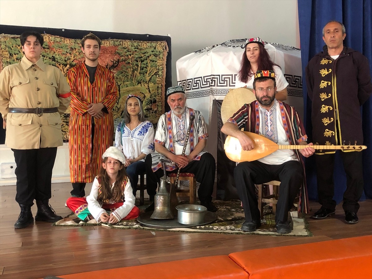 Doğu Türkistan'ın varoluş mücadelesine ışık tutan dil, kültür ve kimlik temalı "Mavi Gök Nerede"...