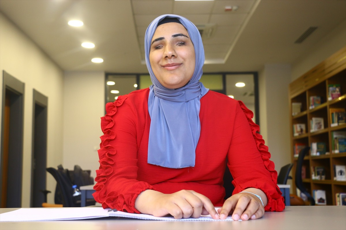 Doğuştan görme engelli olan üniversite öğrencisi 19 yaşındaki Güler Rümeysa Akkuş, Braille...