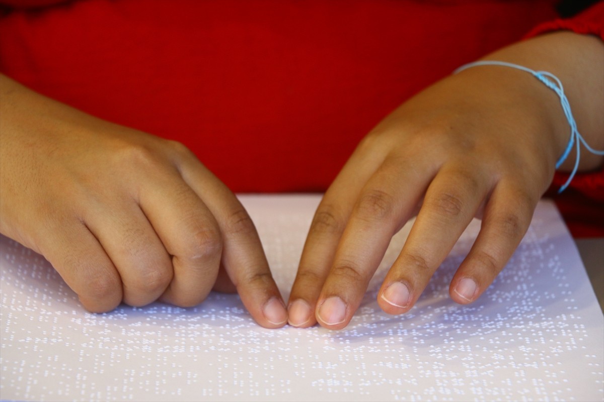 Doğuştan görme engelli olan üniversite öğrencisi 19 yaşındaki Güler Rümeysa Akkuş, Braille...