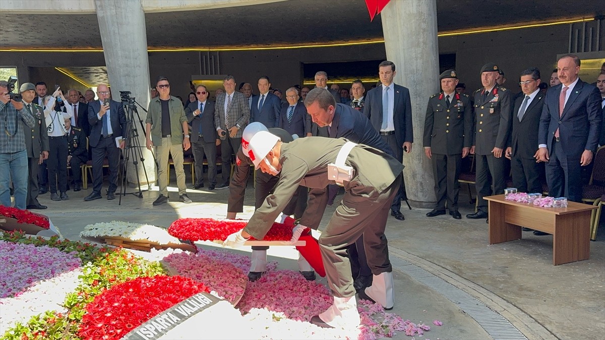 Dokuzuncu Cumhurbaşkanı Süleyman Demirel için ölümünün 10. yılında memleketi Isparta'daki anıt...