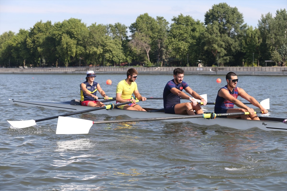 Dünya 23 Yaş Altı Kürek Şampiyonası'nda yarışacak milli kürekçiler, hazırlıklarını Meriç Nehri'nde...
