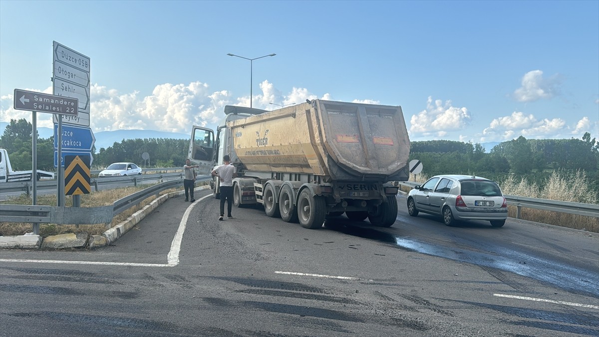 Düzce'de bariyer ve beton bloklara çarpan tırın sürücüsü kazayı yara almadan atlattı. 