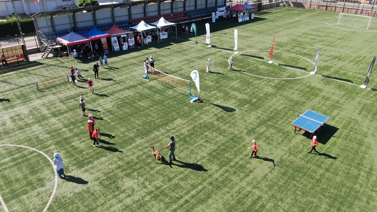 Düzce'de "26 Haziran Dünya Uyuşturucu Kullanımı ve Kaçakçılığı ile Mücadele Günü" kapsamında...