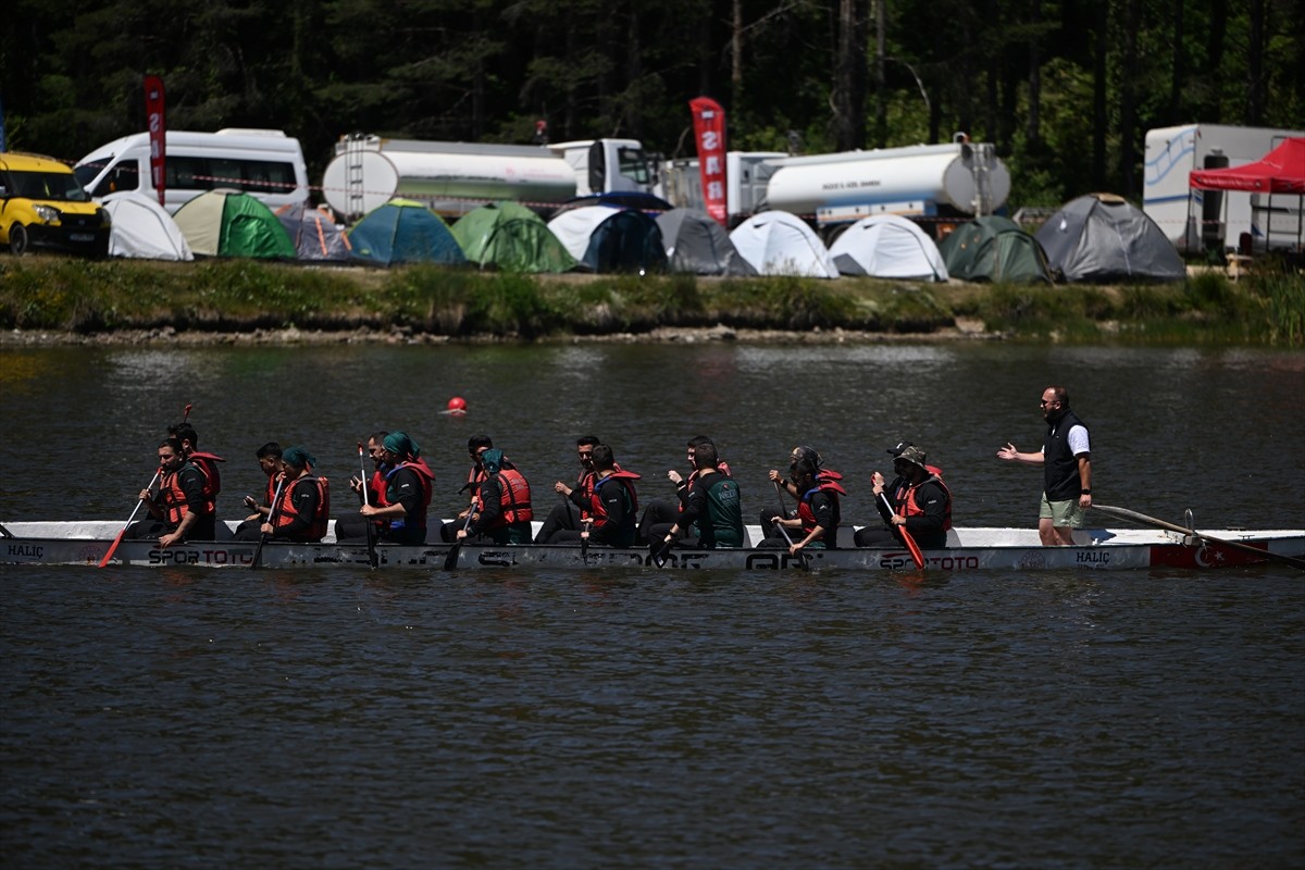 Düzce'nin Kaynaşlı ilçesine bağlı Topuk Yaylası'nda, AFAD akreditasyonuna sahip 55 ekipten 732...