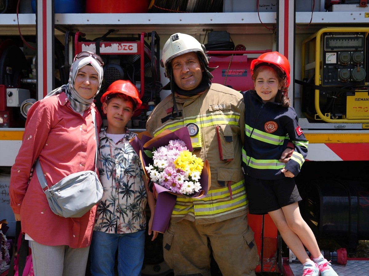 Düzce Belediyesi, pazar günü kutlanacak "Babalar Günü" öncesi itfaiye personeline sürpriz yaparak...