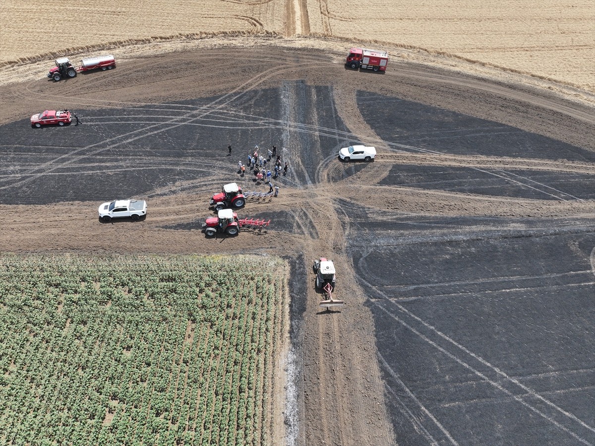  Edirne'de buğday tarlasında çıkan ve çiftçiler ile itfaiye ekiplerinin müdahalesiyle söndürülen...