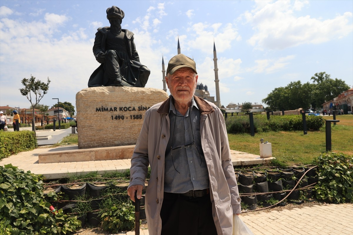 Edirne'nin 2 üniversite mezunu "filozof hurdacısı" 81 yaşındaki Şevki Kılıç, gençlere eğitimin her...