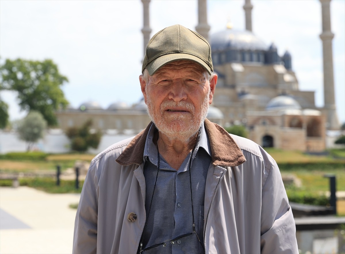 Edirne'nin 2 üniversite mezunu "filozof hurdacısı" 81 yaşındaki Şevki Kılıç, gençlere eğitimin her...