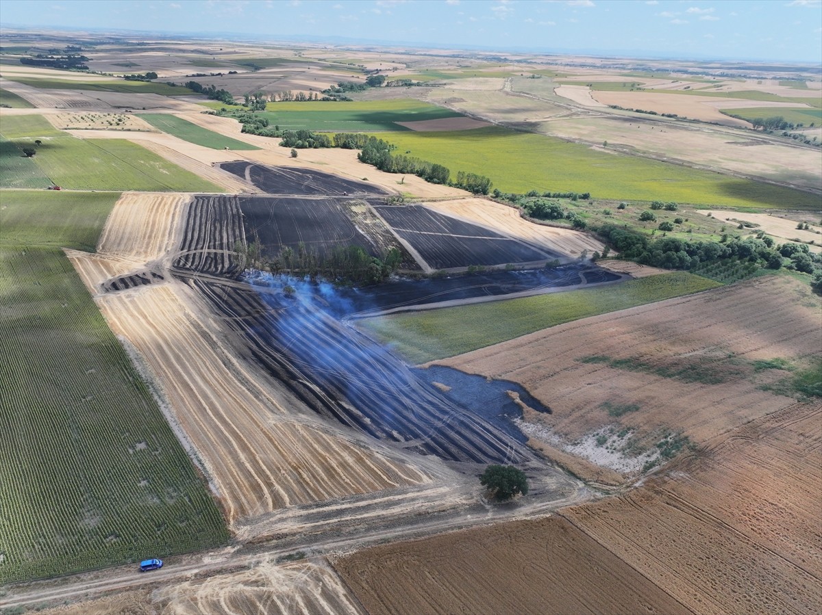 Edirne'nin Havsa ilçesinde buğday tarlasında çıkan yangın itfaiye ekiplerince söndürüldü....