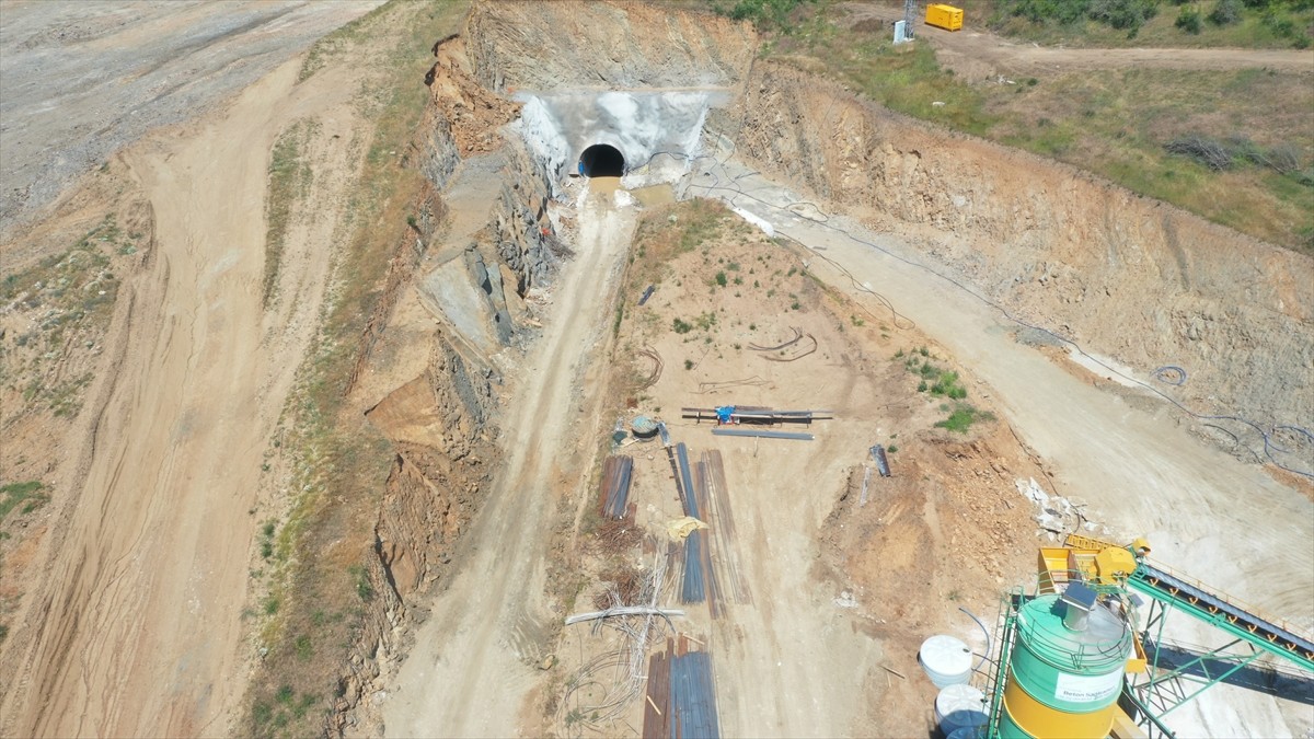 Edirne'nin kuzeyinde 56 bin 500 dekar tarım arazisini suyla buluşturacak Çömlekköy Barajı'nın...