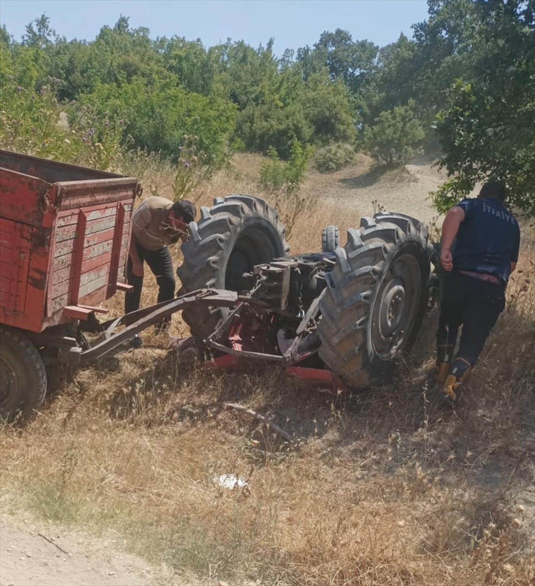 Edirne'nin Uzunköprü ilçesinde devrilen traktörün sürücüsü hayatını kaybetti.