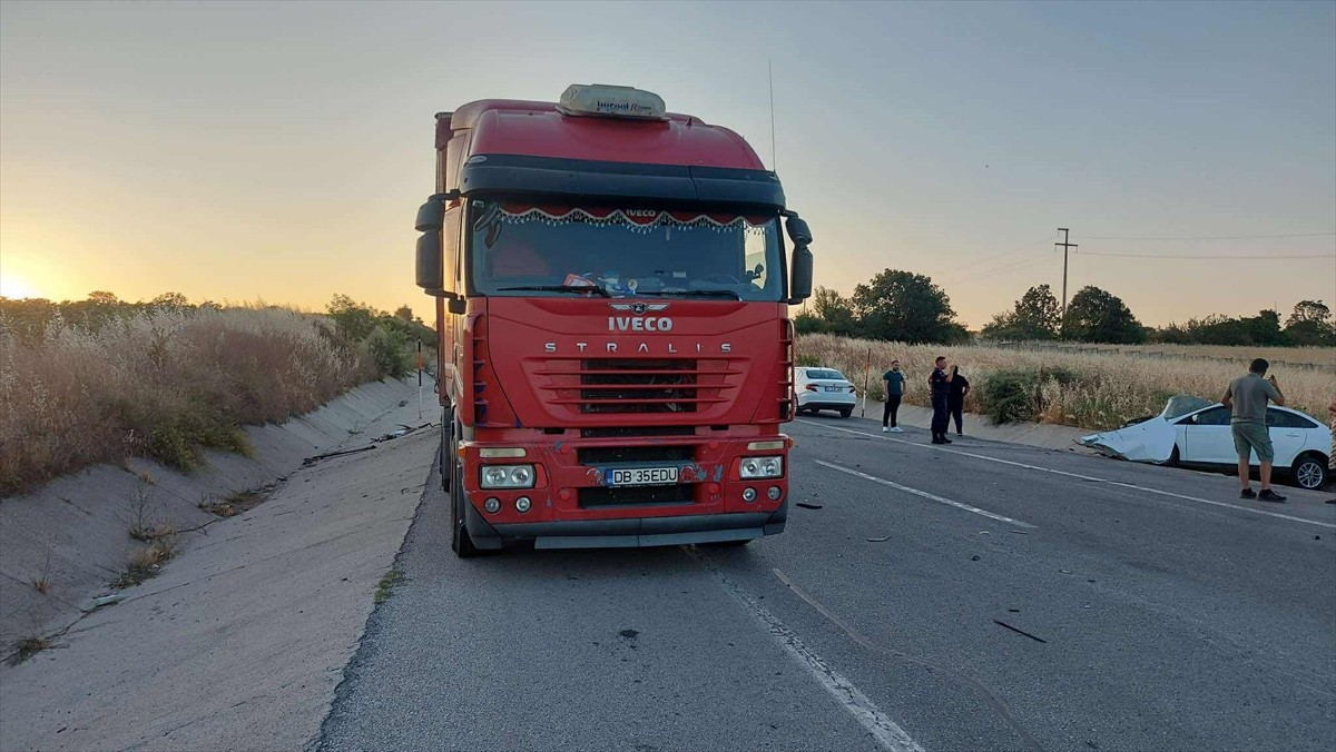 Edirne’de Hamzabeyli Sınır Kapısı yolunda park halindeki tıra çarpan otomobilin sürücüsü ağır...