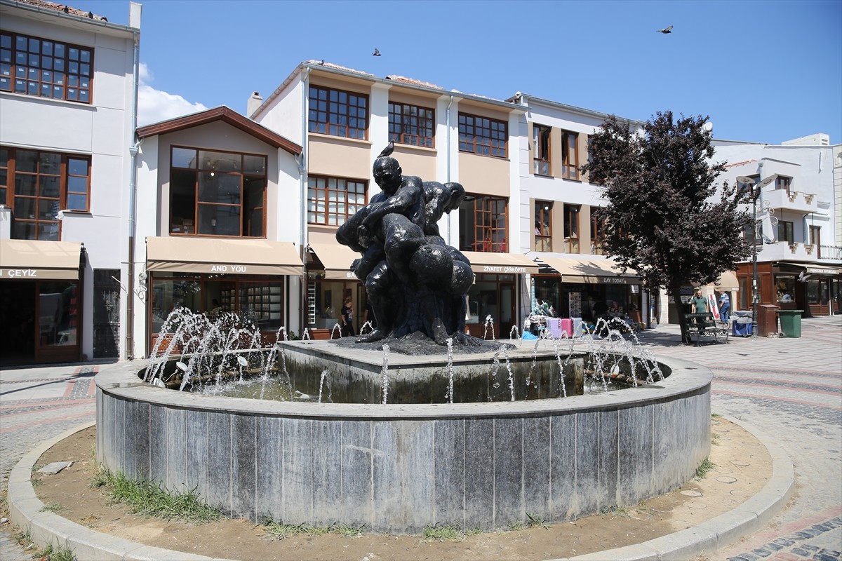 Edirne esnafı bu yıl 664'üncüsü gerçekleştirilecek Kırkpınar Yağlı Güreşleri Festivali için...