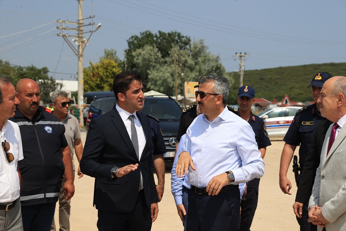 Edirne Valisi Yunus Sezer, Keşan ilçesine bağlı Mecidiye köyü sahilinde incelemede bulundu.