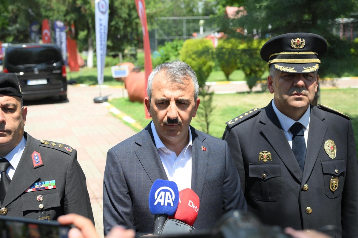 Edirne Valisi Yunus Sezer, Kurban Bayramı dolayısıyla kurumlara ziyaretlerde bulundu. Vali Sezer...