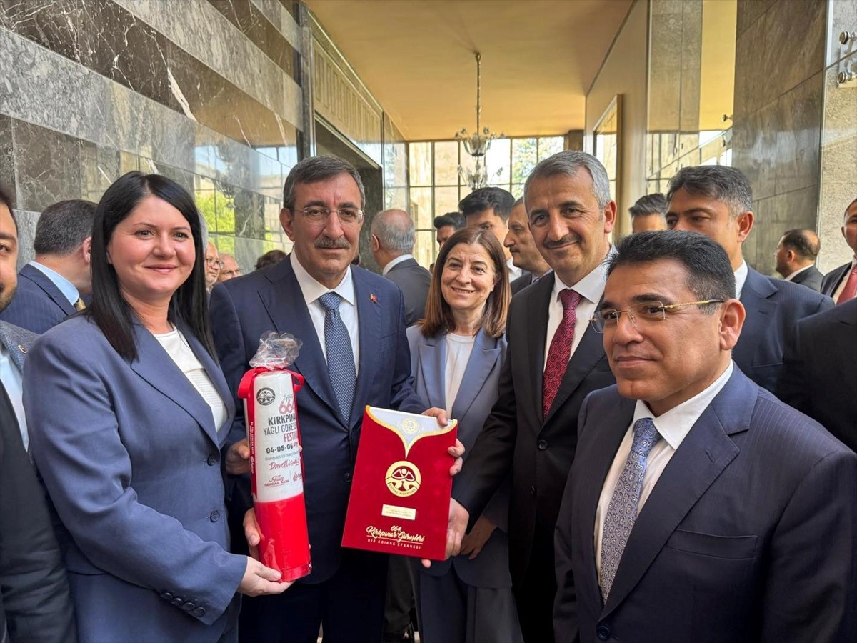 Edirne Valisi Yunus Sezer (sağ 2) ve Belediye Başkanı Filiz Gencan Akın (solda), Cumhurbaşkanı...