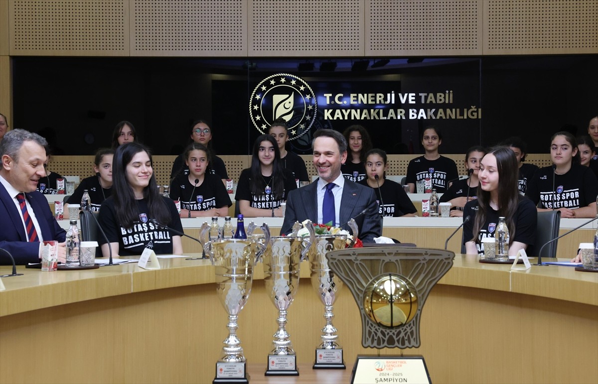  Enerji ve Tabii Kaynaklar Bakanı Alparslan Bayraktar, şampiyonluk kupalarını getiren BOTAŞ Spor...