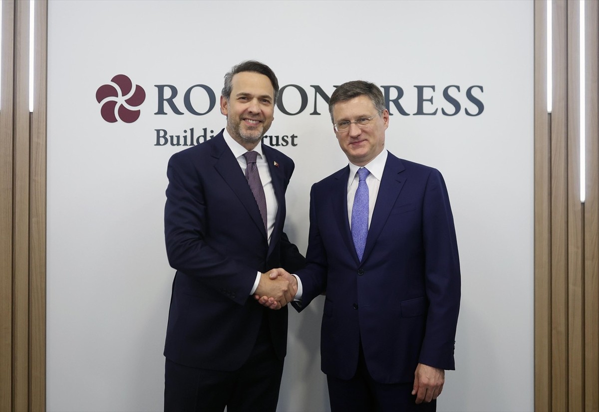 Enerji ve Tabii Kaynaklar Bakanı Alparslan Bayraktar (solda), Rusya Başbakan Yardımcısı Aleksandr...